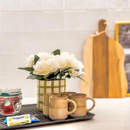 شقة Red Tulip Flat Bright & Colourful By Homeful Homes *