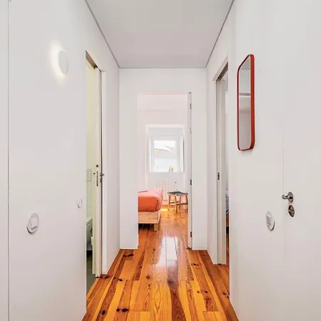 Red Tulip Flat Bright & Colourful By Homeful Homes شقة